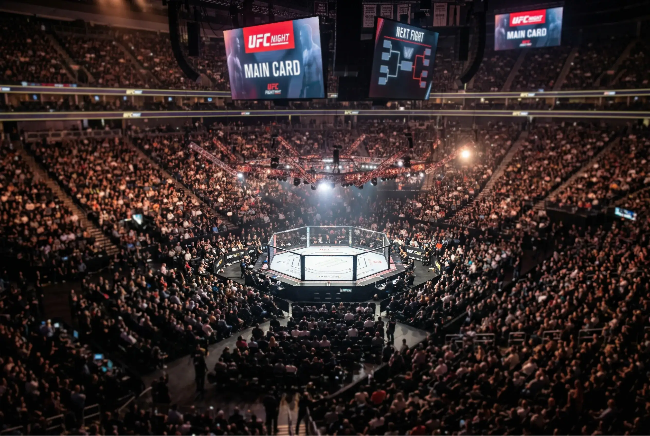 Widok na oktagon UFC podczas gali - arena obstawiania walk MMA